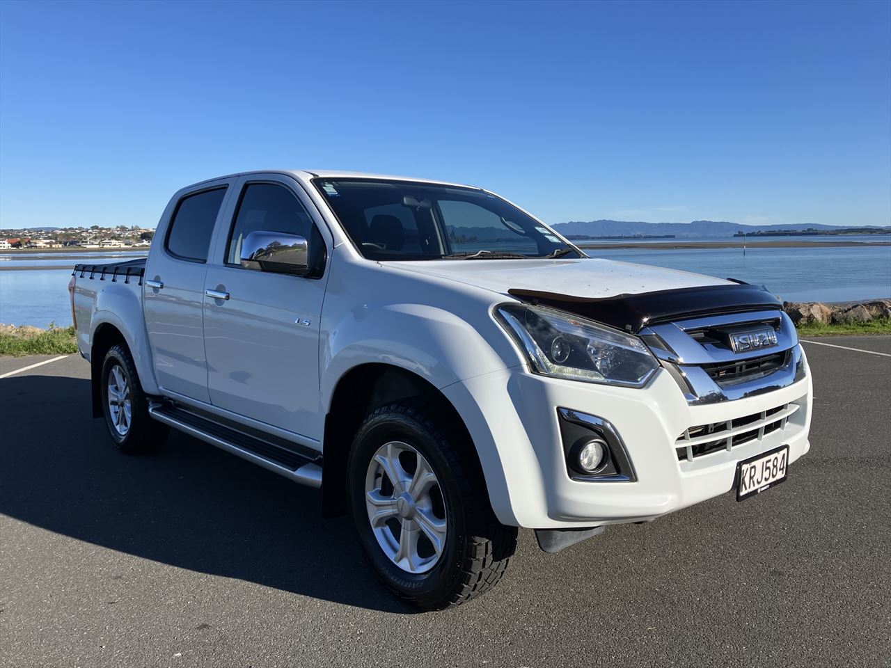 2017 white Isuzu D-Max