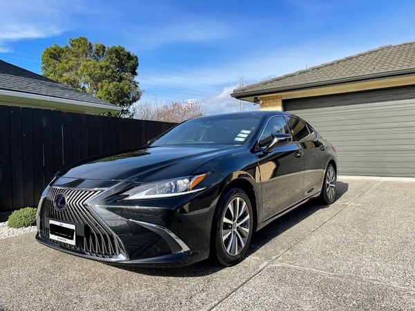 2018 Black Lexus ES300h hybrid