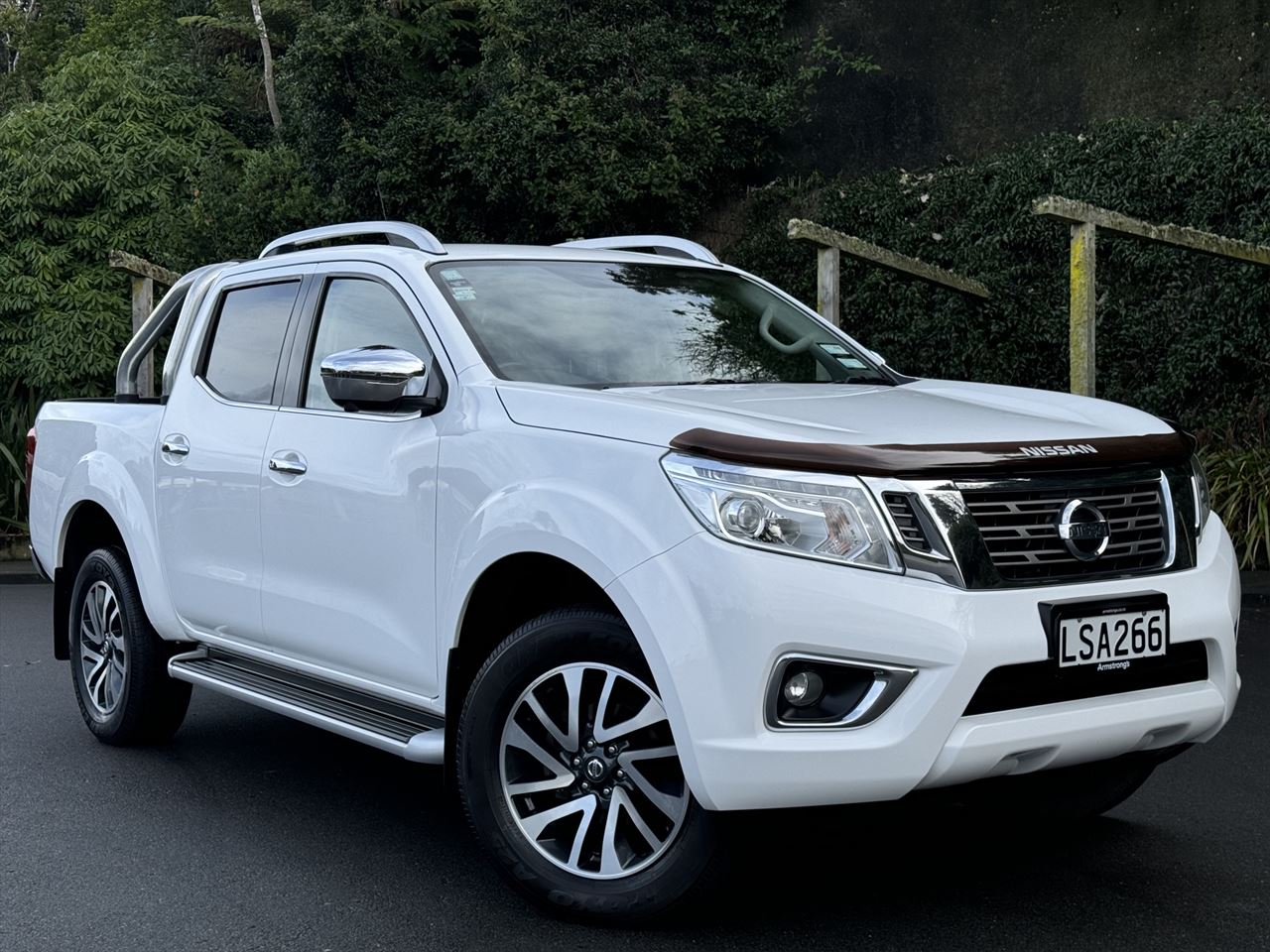 2018 White Nissan Navara St-X