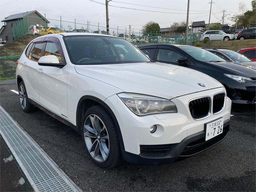 2017 White BMW X1 (sDrive 20 i Sports)