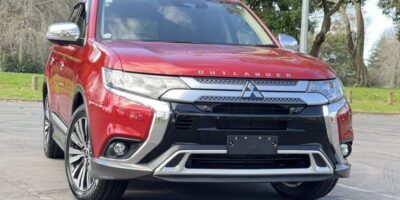 2019 red Mitsubishi Outlander