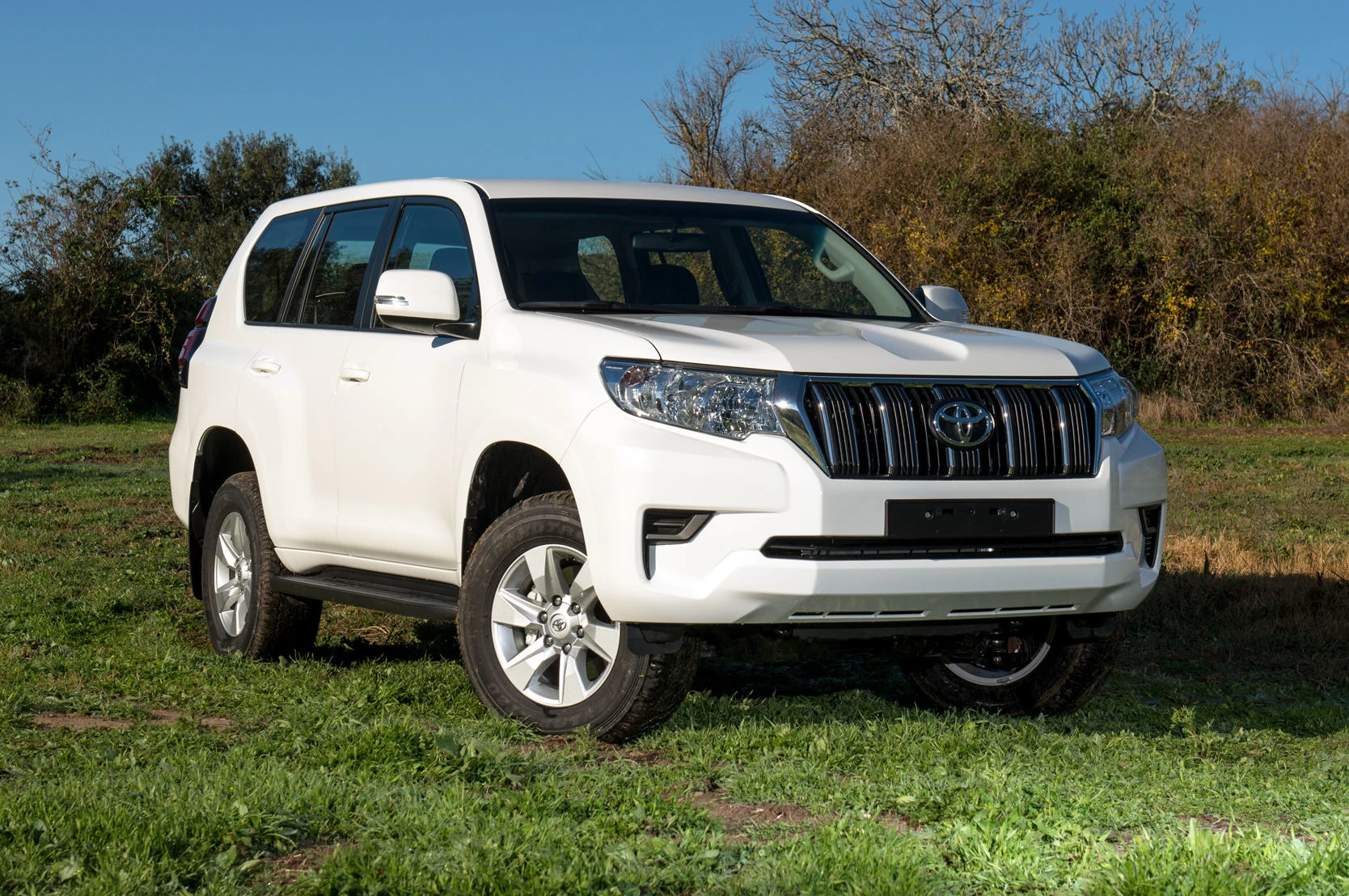 The front and side view of the Prado Toyota Land Cruiser