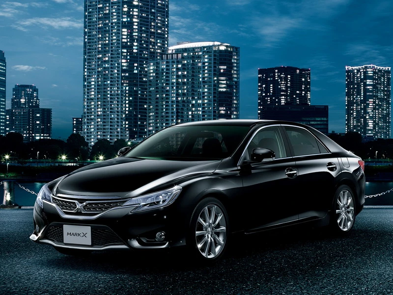 An image of the Toyota Mark X black at night