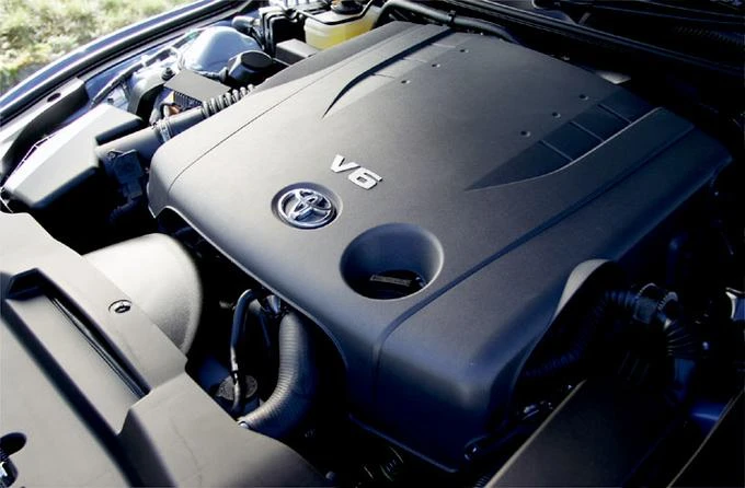 AN image of the Toyota V6 engine in a Mark X