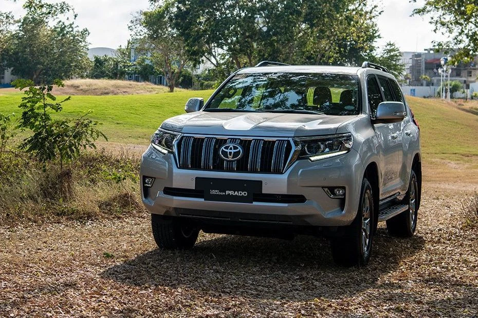 An image of the Land Cruiser Prado in a meticulous silver color