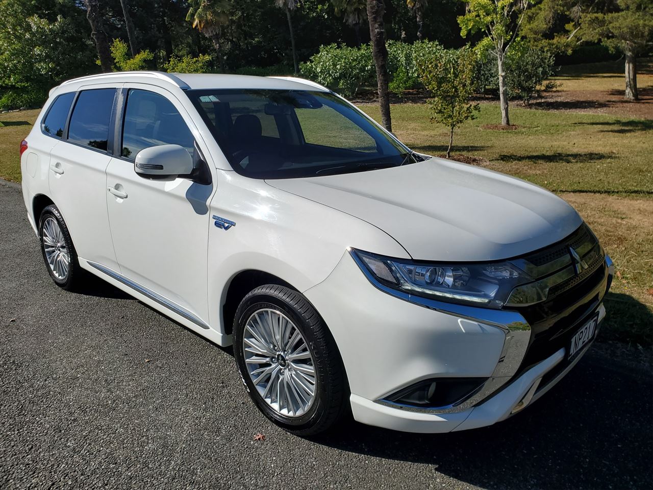 2018 white Mitsubishi Outlander