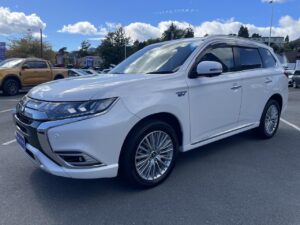 2018 pearl Mitsubishi Outlander