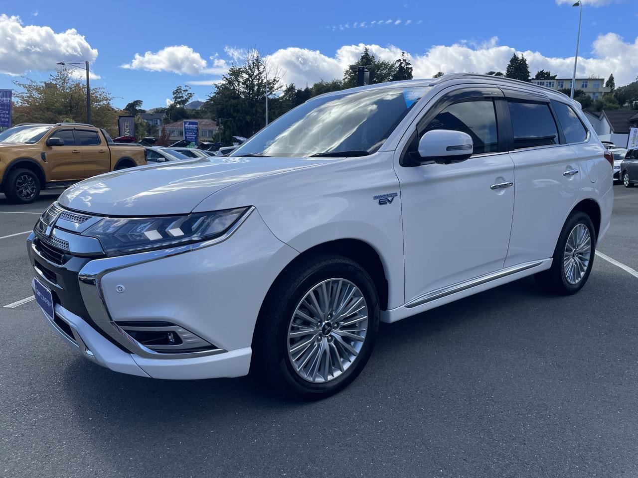 2018 pearl Mitsubishi Outlander