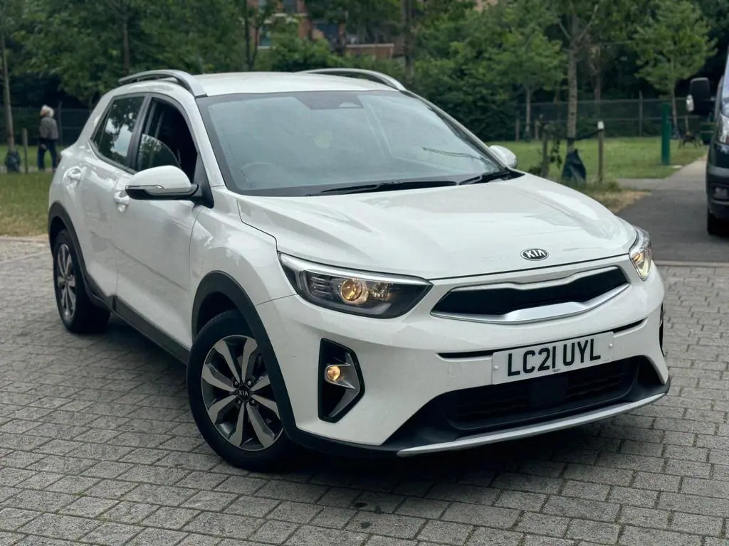 2020 white KIA Stonic