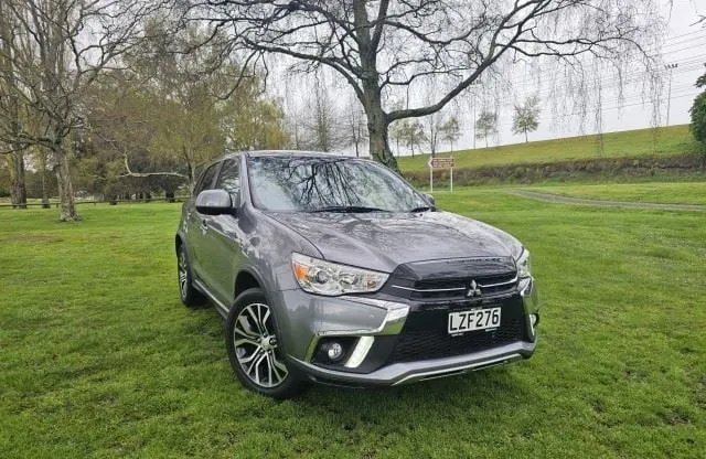 2019 grey Mitsubishi ASX