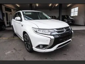 2018 white Mitsubishi Outlander