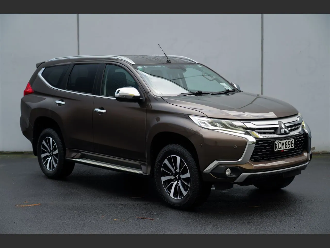 2018 brown Mitsubishi Pajero