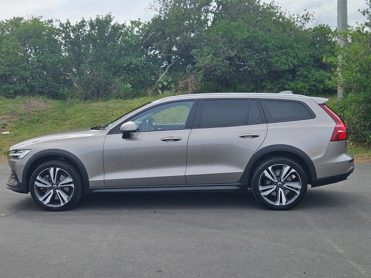 2022 Volvo V60 B5 for Sale in Kenya by Best Cars for Sale in Kenya Ltd.